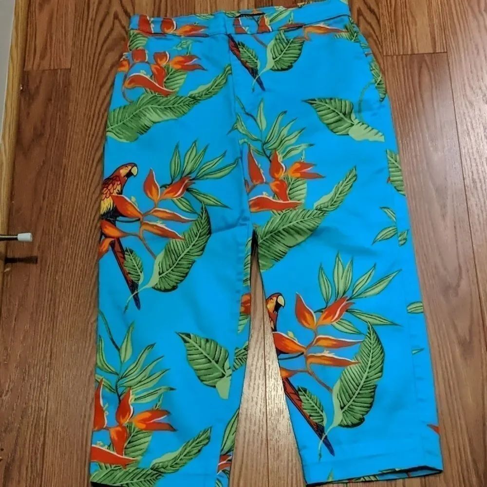 Bill Blass stretch parrot island capris  Sz 8NWOT